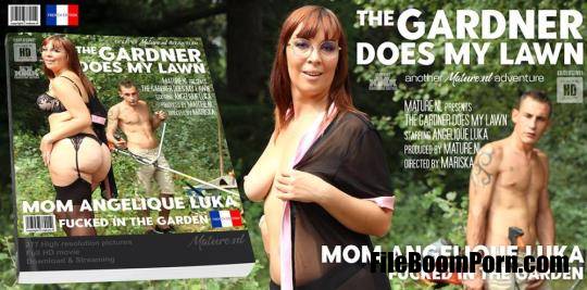 Mature.nl, Mature.eu: Angelique Luka - This gardner gets to plow the lawn from a hot mom in the garden [FullHD/1080p/2.35 GB]