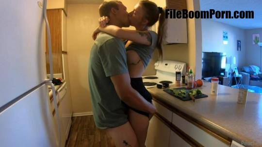 Cremedelapeach - Fucked in the kitchen. Manyvids [HD/720p/387 MB]