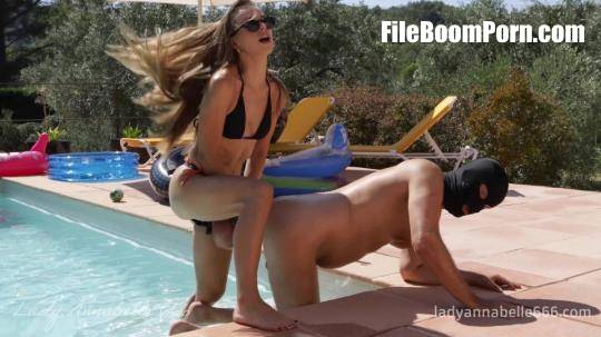 LadyAnnabelle666: Deep Pegging On The Swimming Pool [FullHD/1080p/2.15 GB]