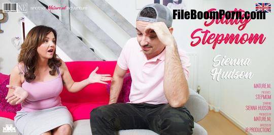 Ricky Stone (36), Sienna Hudson (EU) (36) - Slutty Stepmom Sienna Hudson gets banged by her stepson [FullHD/1080p/1.34 GB]