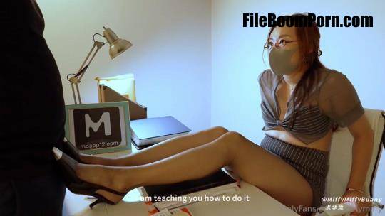 BunnyMiffy - Long-legged black stockings female boss extracts semen at the office [HD/720p/1.28 GB]