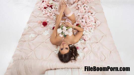 Babes: Desiree Dulce - Lay Her Down [SD/480p/329 MB]
