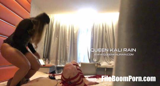QueenKaliRain: Hotel Foot Fetish Followed By Face Sitting Tease [HD/720p/73.16 MB]