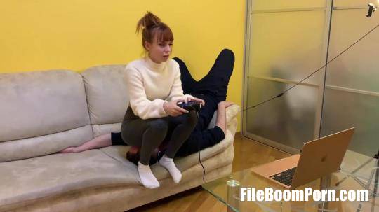 PetitePrincessFemdom: Gamer Kira In Leggings Uses Her Chair Slave While Playing [FullHD/1080p/256.98 MB]