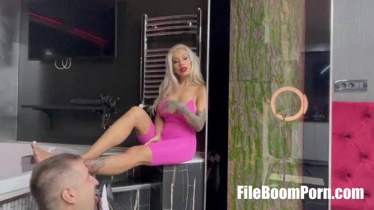 MistressSaida: Worship Sweatty Snikers And Feet From Gym And Get Ballbusted [HD/720p/140 MB]