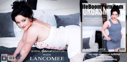 Mature.nl: Lancomee (31) - Lancomee is a shaved MILF that loves to play with her pussy in bed getting an orgasm [FullHD/1080p/1.55 GB]