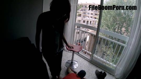 Predatoe: Dom french girl makes a guy to foot worship [FullHD/1080p/1.44 GB]