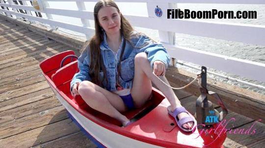 ATKGirlfriends: Sia Wood - Malibu Pier 1-2 - 1727 Scene #1 [FullHD/1080p/1.44 GB]