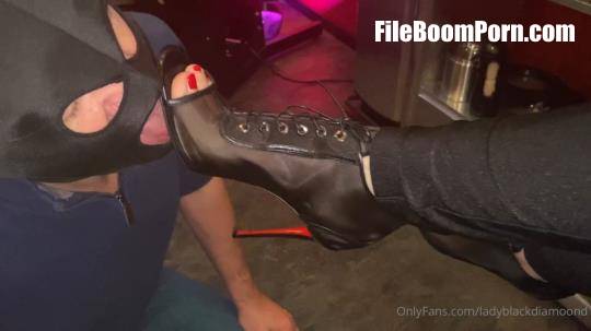 LadyBlackdiamond: I want that you worship my high heels like him Are you ready [FullHD/1080p/249.94 MB]